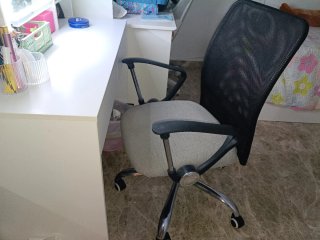 Silla giratoria de oficina tela gris.