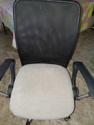 Silla giratoria de oficina tela gris.