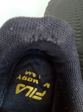 Zapatillas Fila Negras y Doradas