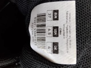 Zapatillas Fila Negras y Doradas