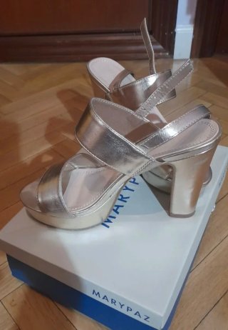 Tacones dorados MARYPAZ