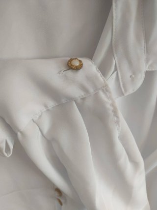 Camisa blanca señora con botones dorados