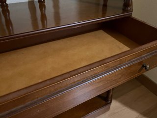 Estantería de madera torneada