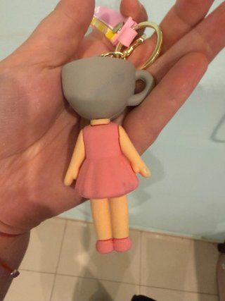 Llavero Taza de Café con Figura de Niña
