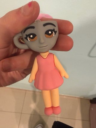Llavero Taza de Café con Figura de Niña