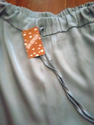 Pantalón satinado celeste/gris