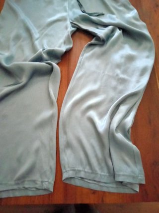 Pantalón satinado celeste/gris