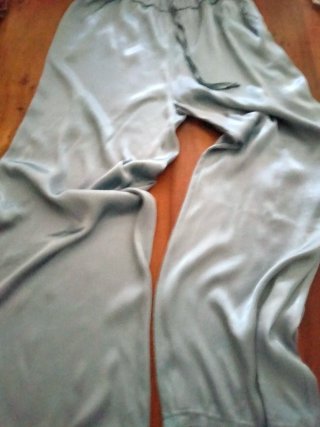 Pantalón satinado celeste/gris