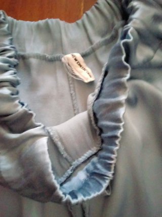 Pantalón satinado celeste/gris