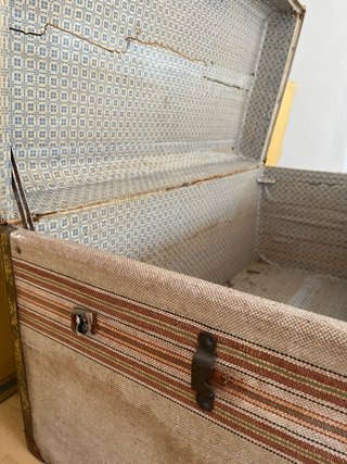 Baúl antiguo de tela y metal