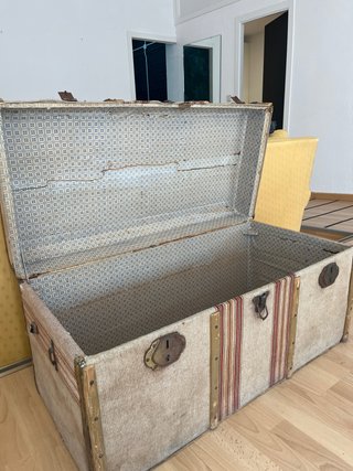 Baúl antiguo de tela y metal