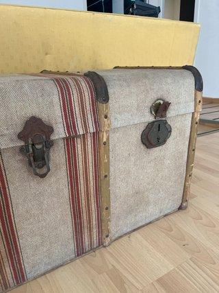 Baúl antiguo de tela y metal