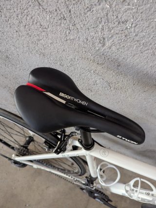 Bicicleta de carretera B-twin blanca