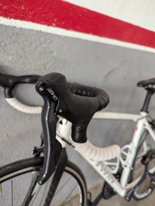 Bicicleta de carretera B-twin blanca