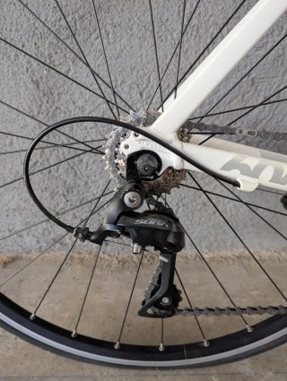 Bicicleta de carretera B-twin blanca