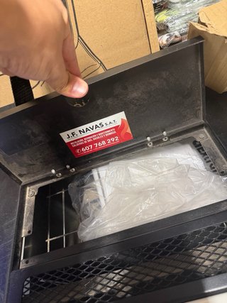 Estufa de pellets negra y blanca