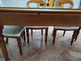 Mesa de madera maciza con 6 sillas tapizadas
