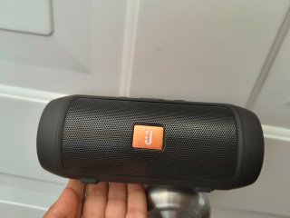 Altavoz JBL Negro y Dorado