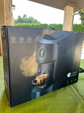 Cafetera de cápsulas negra