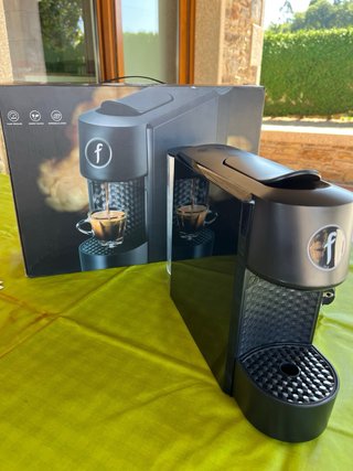 Cafetera de cápsulas negra