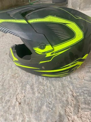 Casco VIRTUE negro y verde