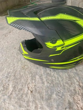 Casco VIRTUE negro y verde
