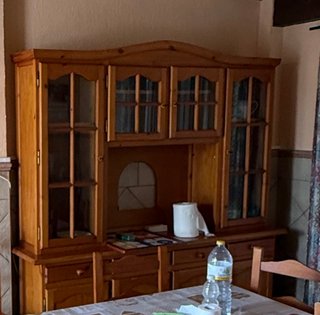 Mueble de salón de madera y cristal