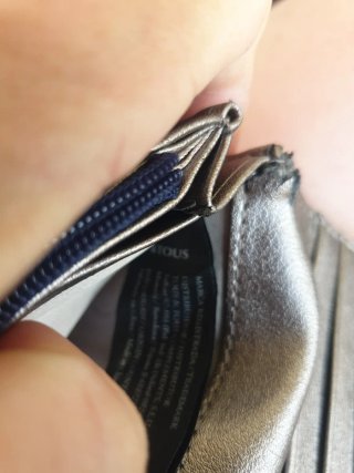 Cartera Tous icónica azul y rosa