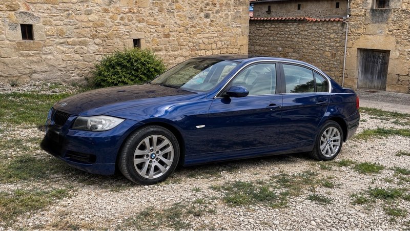 BMW E90 · 147.000 km · Unidad muy cuidada - foto 1