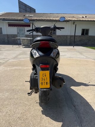 Ciclomotor Piaggio 49cc 4T Scooter Negro