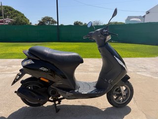 Ciclomotor Piaggio 49cc 4T Scooter Negro