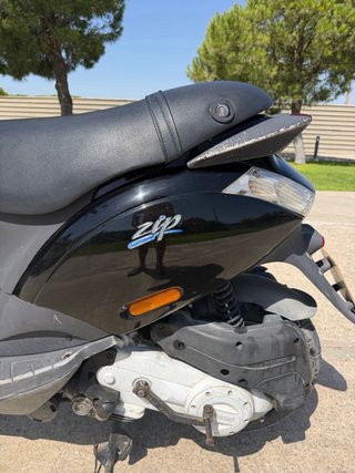 Ciclomotor Piaggio 49cc 4T Scooter Negro