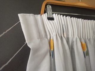 Cortina de cocina bordada con tulipanes