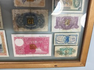 Cuadro con billetes y sellos antiguos