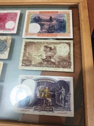 Cuadro con billetes y sellos antiguos