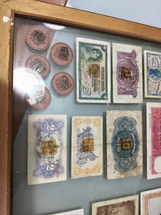 Cuadro con billetes y sellos antiguos