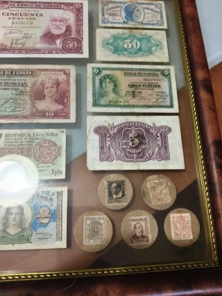 Cuadro con billetes y sellos antiguos