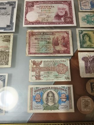Cuadro con billetes y sellos antiguos