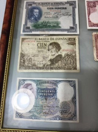 Cuadro con billetes y sellos antiguos