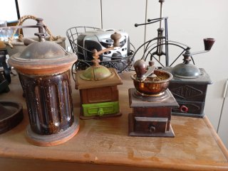 Conjunto de molinillos de café antiguos