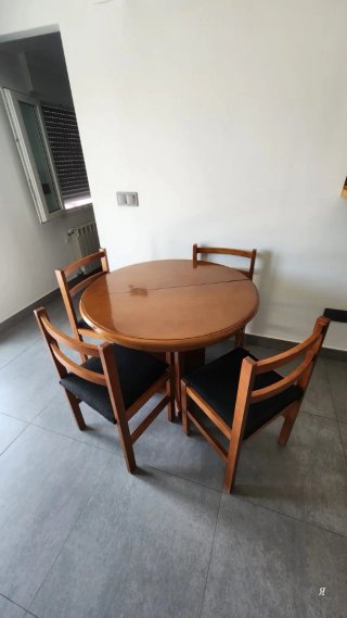 Mesa redonda de madera extensible ( y  las sillas)