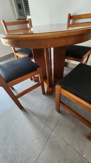 Mesa redonda de madera extensible ( y  las sillas)