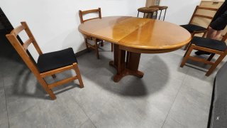 Mesa redonda de madera extensible ( y  las sillas)