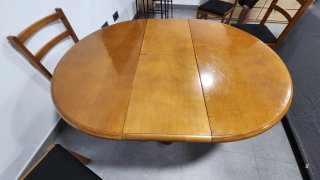 Mesa redonda de madera extensible ( y  las sillas)