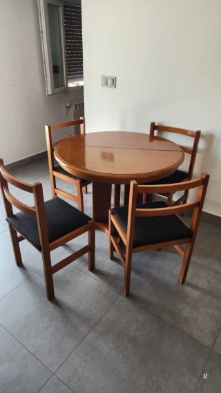 Mesa redonda de madera extensible ( y  las sillas)