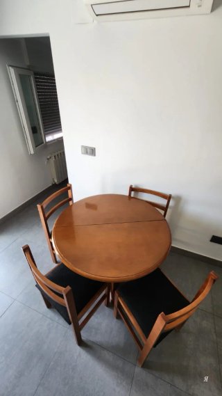 Mesa redonda de madera extensible ( y  las sillas)