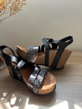 Sandalias cuña negras y plateadas