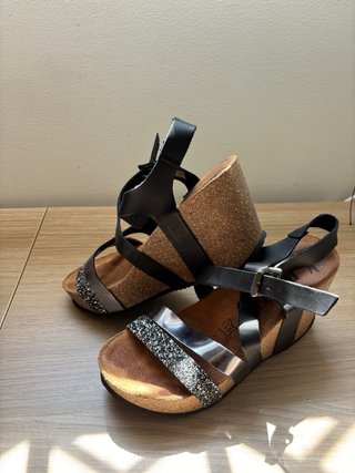 Sandalias cuña negras y plateadas