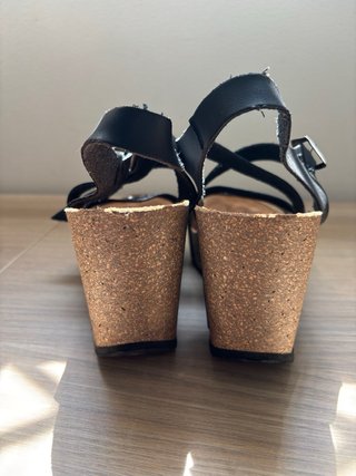 Sandalias cuña negras y plateadas