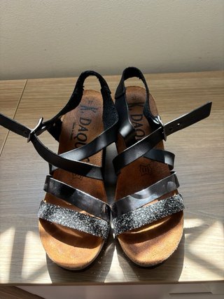 Sandalias cuña negras y plateadas